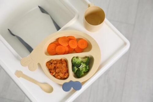 テーブルに食事を置いている