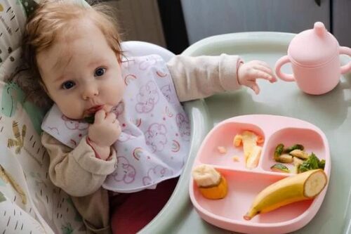 食事中の女の子が、違うところを見ている
