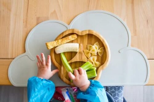 プレートに食べ物を入れて遊んでいる
