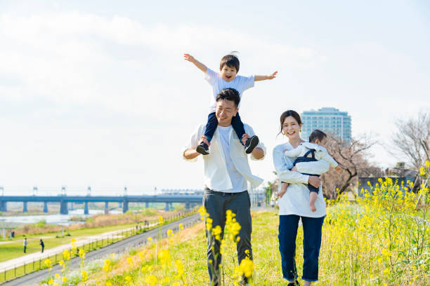 家族4人で河川敷を歩いている様子
