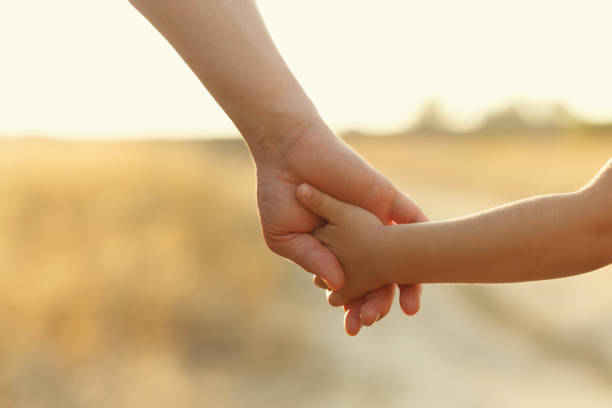 子どもと手を繋いでいる
