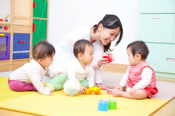 大人が3人の子ども達と一緒に遊んでいる