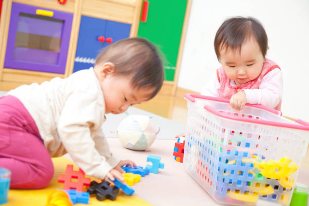 2人の子どもが玩具で遊んでいる