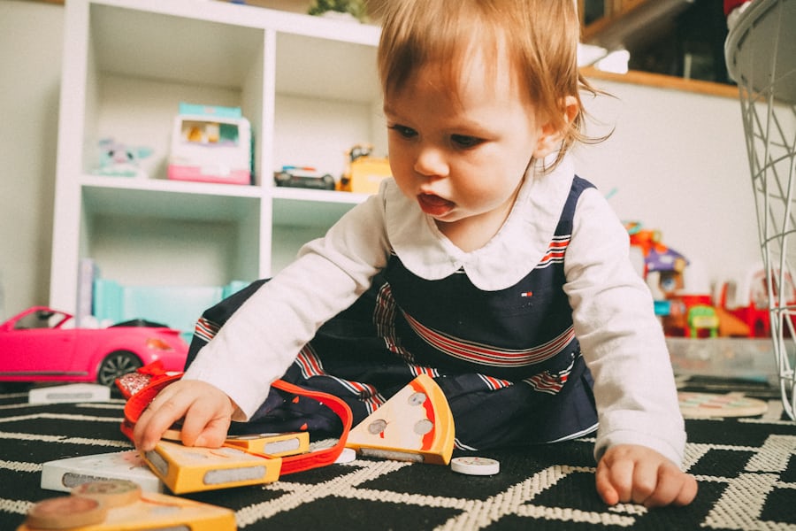 女の子が玩具で遊んでいる
