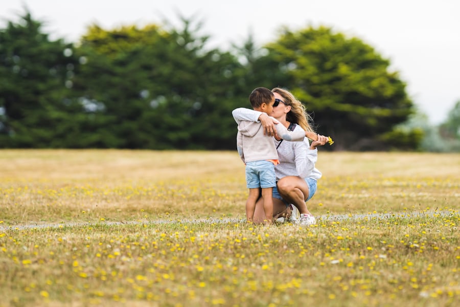 親と子どもが抱き合っている