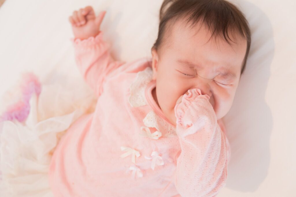 泣いて愚図っている小さな子ども